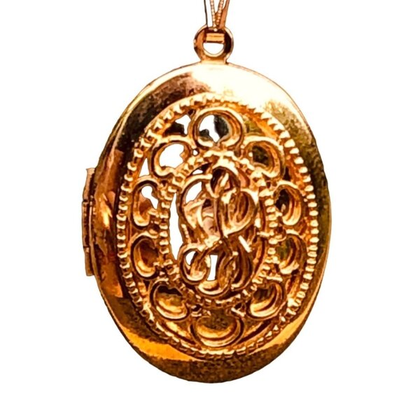 1970s Gold Tone Locket Pendant Necklace on 24 in chain Unworn with Tag - Picture 2 of 4